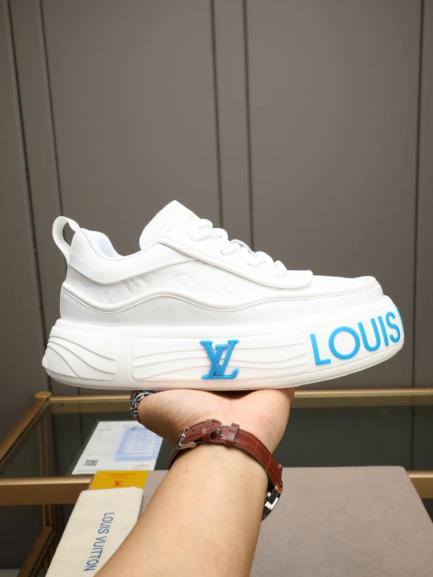 Men's men's shoes 💰560 LV are fashionable and fashionable, and the uppers are made of imported cowhide embossing! Super trendy design! It’s eye-catching! The leather is soft, delicate, shiny and translucent, showing the ultimate in pure handcraftsmanship, and the mesh is soft, comfortable and breathable! Size: 39-44 (38 45 customized)